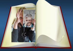 Zdjęcie 1- książka w książce z wizerunkiem buzi dziewczynki takim jak na okładce książki, którą ma w ręku